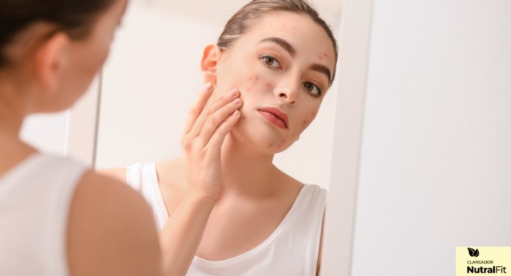 Imagem de uma mulher se olhando no espelho.